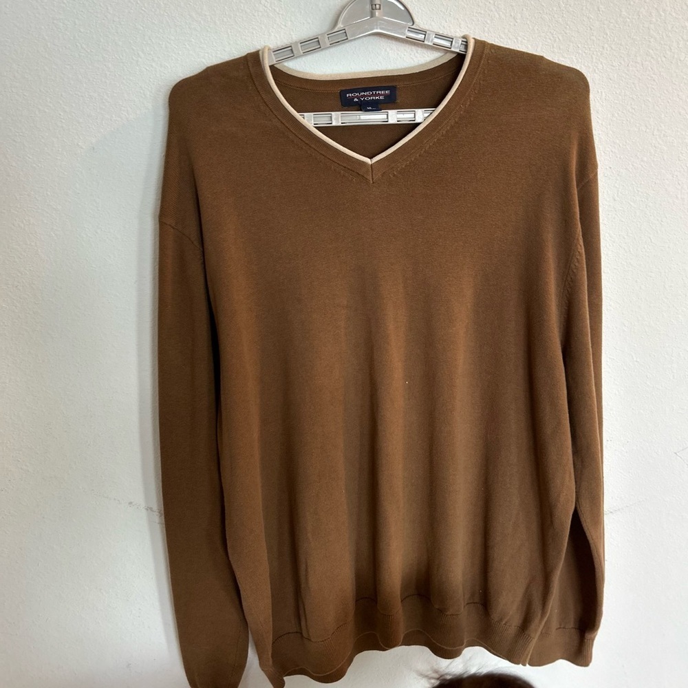 Roundtree & Yorke Men’s V Neck Tan Sweater

Size XL